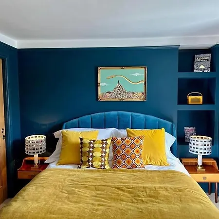 Stylish Retro Hotel Room Above Pub Shepton Mallet Exterior photo