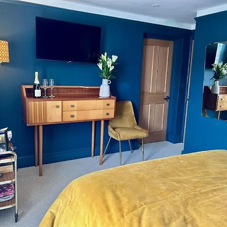 Stylish Retro Hotel Room Above Pub Shepton Mallet Exterior photo