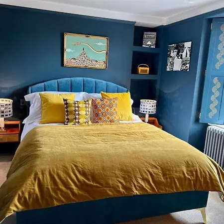 Stylish Retro Hotel Room Above Pub Shepton Mallet Exterior photo