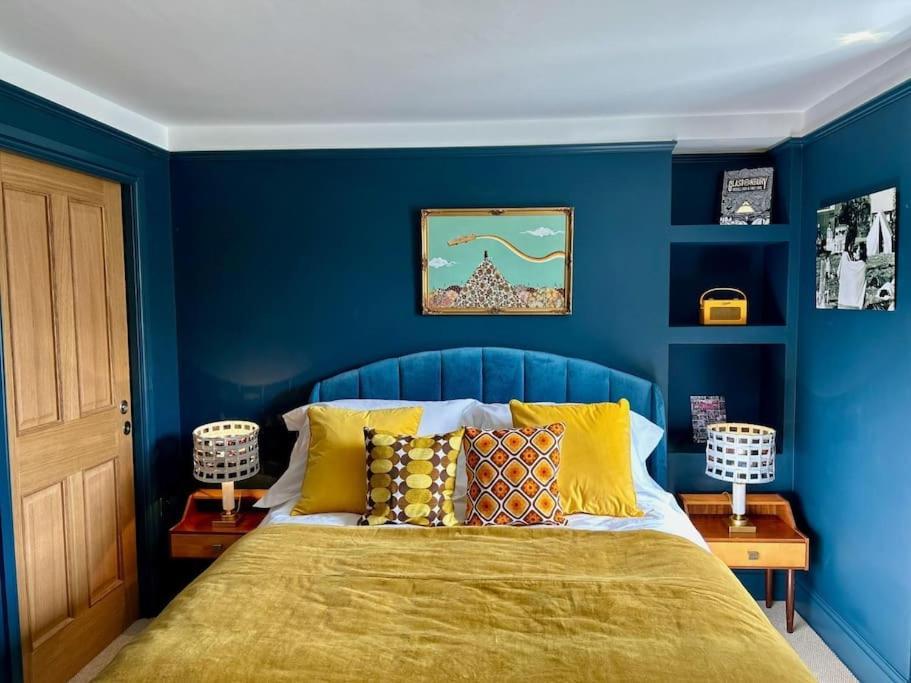 Stylish Retro Above Pub Apartment Shepton Mallet