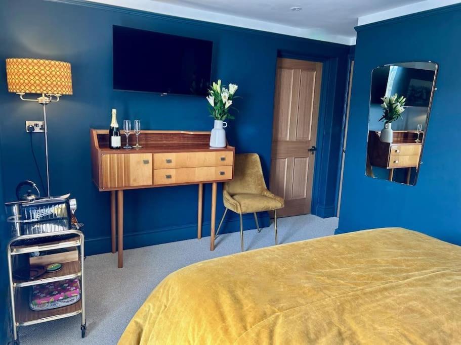 Stylish Retro Above Pub Apartment *